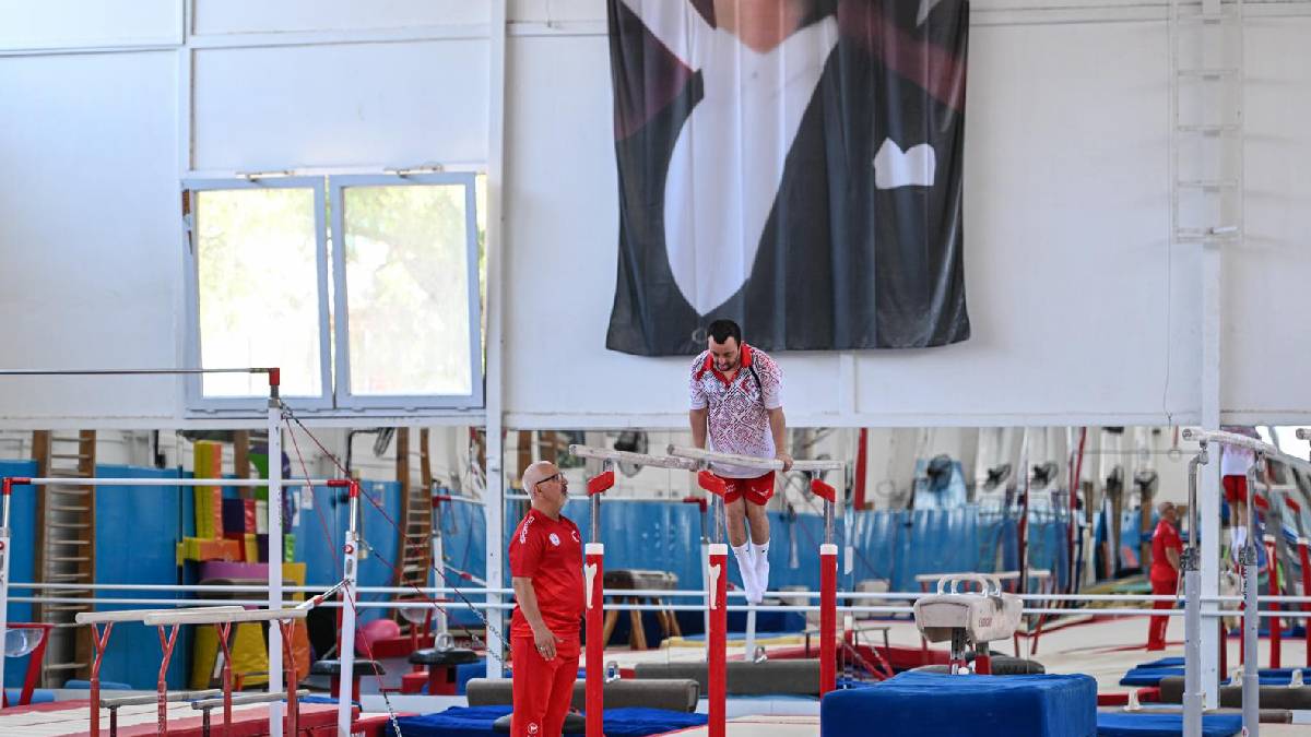İzmirli özel sporcu Öztürk’ten tarihi başarı: İstiklal Marşı’nı yedi kez okuttu, Türkiye’nin gururu oldu