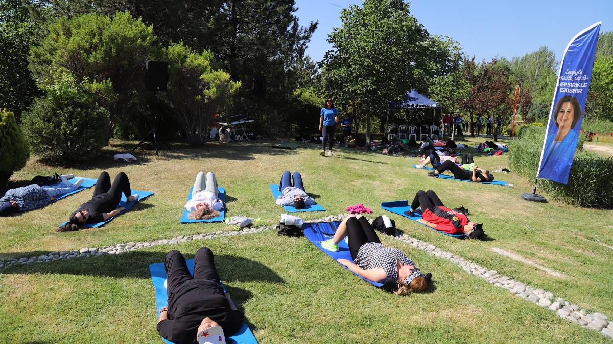 Sağlıklı yaşam için parklarda spor keyfi sürüyor