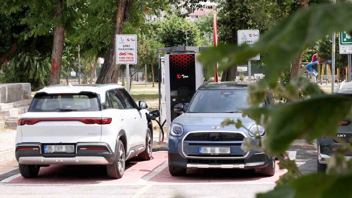 Bayraklı’da 10 noktada 20 şarj ünitesi