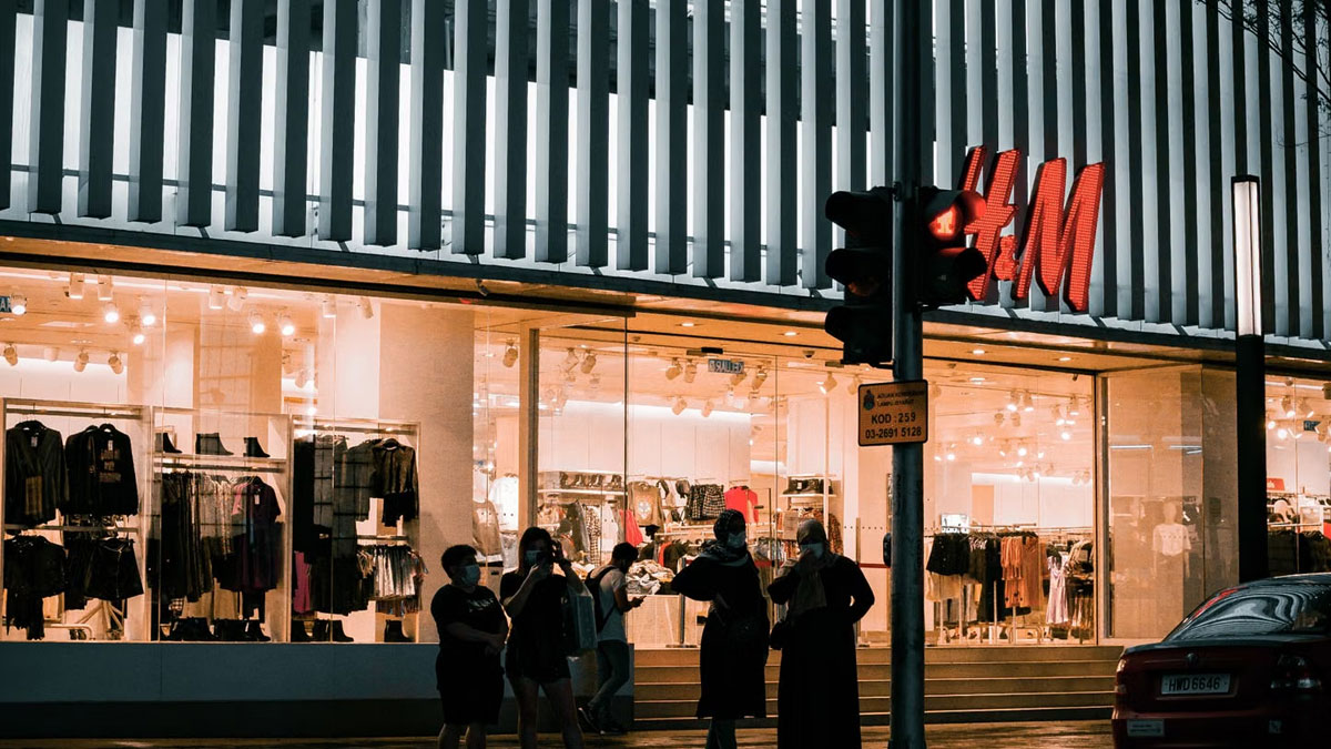 Ünlü giyim markası H&M'den flaş karar: Yüzlerce mağazasını kapatıyor