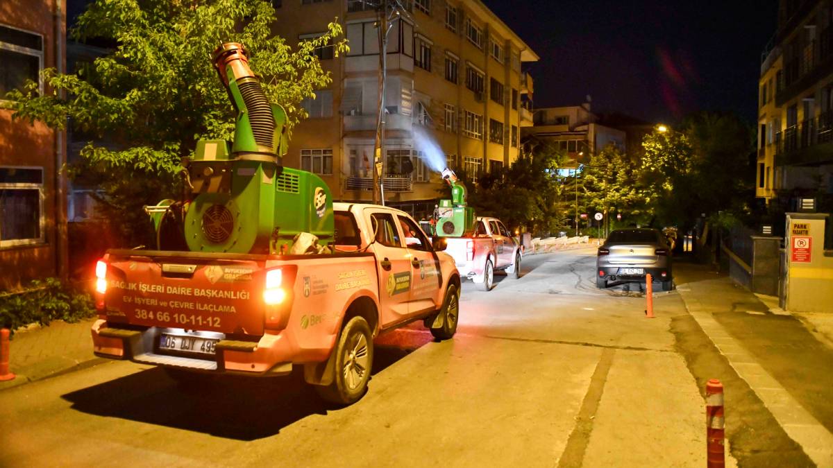 Ankara Büyükşehir'in ilaçlama mesaisi gece de sürüyor