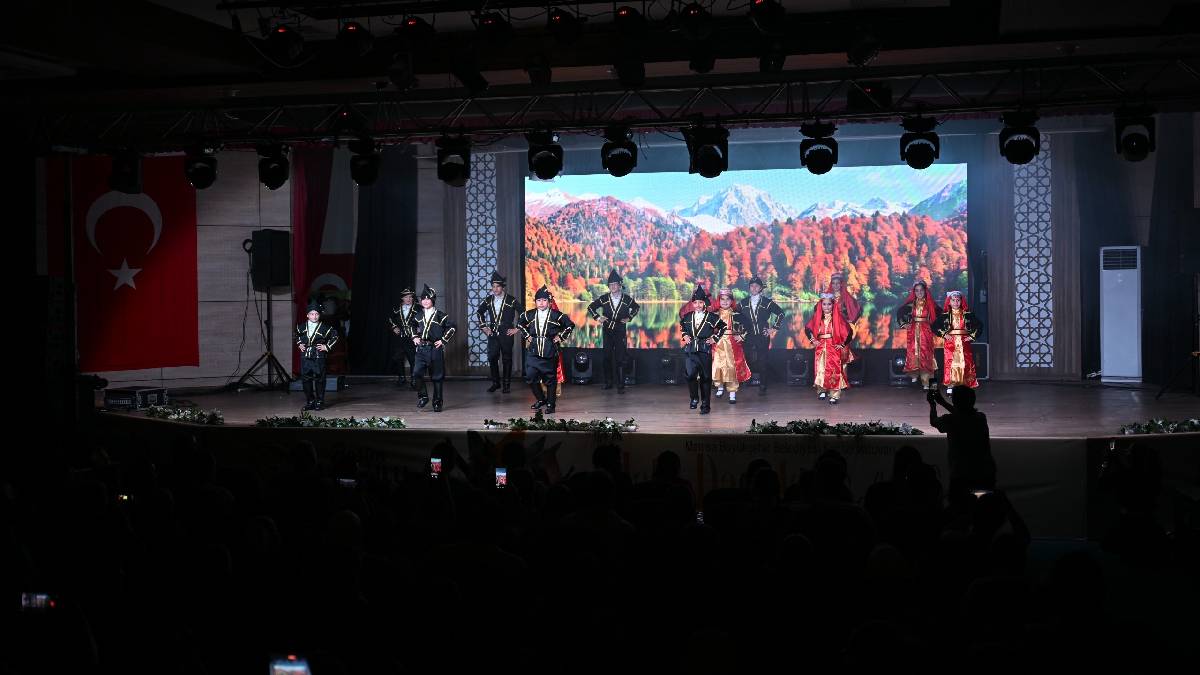 Anadolu’nun renkleri Manisa’da sahneye taşındı