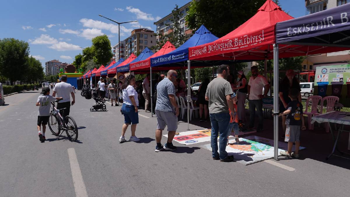 Atatürk Bulvarı "Arabasız Pazar" ile şenlendi