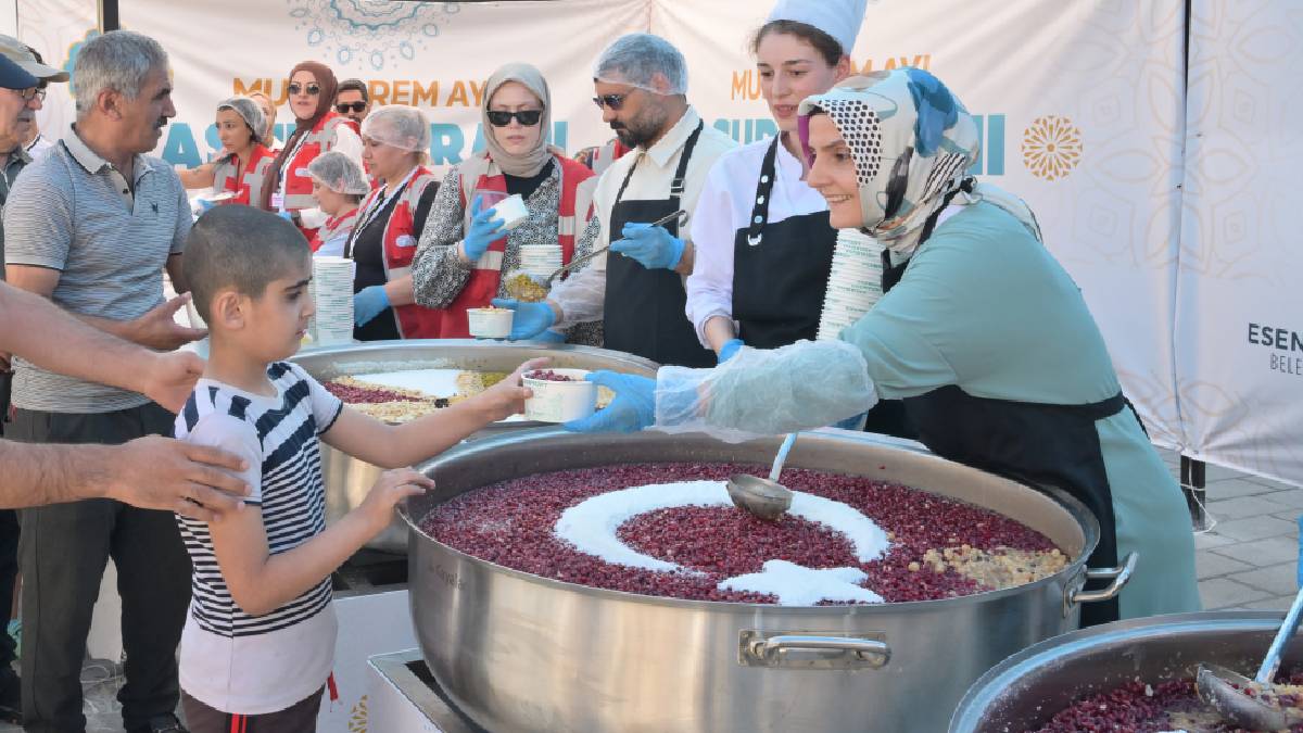 Esenyurt Belediyesinden Muharrem ayında 18 bin kişiye aşure ikramı!