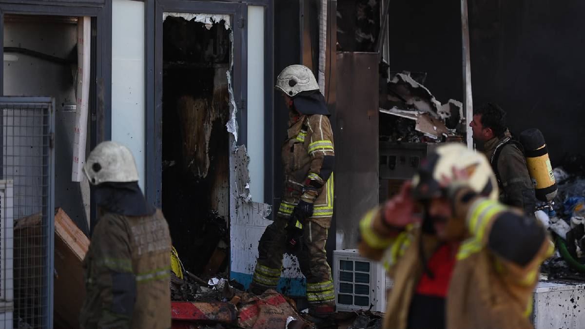 Bornova’da depo yangını dakikalar içinde kontrol altına alındı