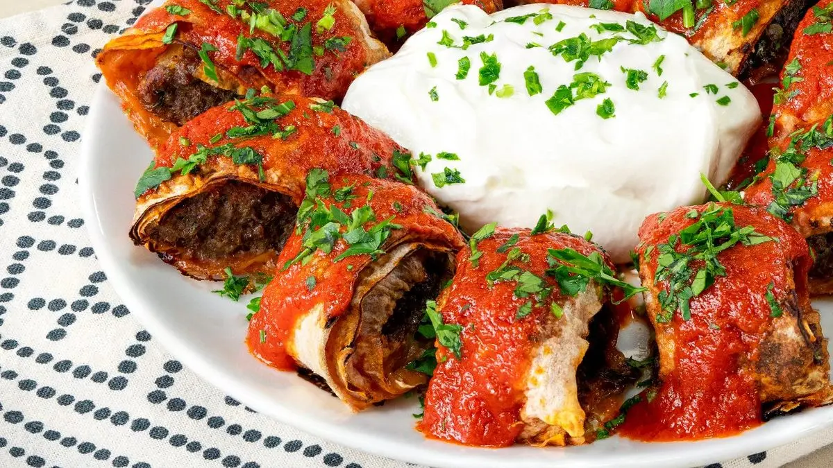 Ev yapımı beyti sarma tarifi: Kebapçı lezzetinde çıtır beyti nasıl yapılır?