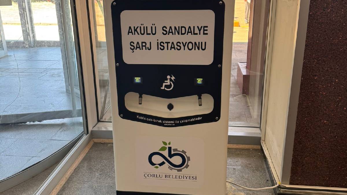 Çorlu Devlet Hastanesine akülü sandalye şarj istasyonu bağışı