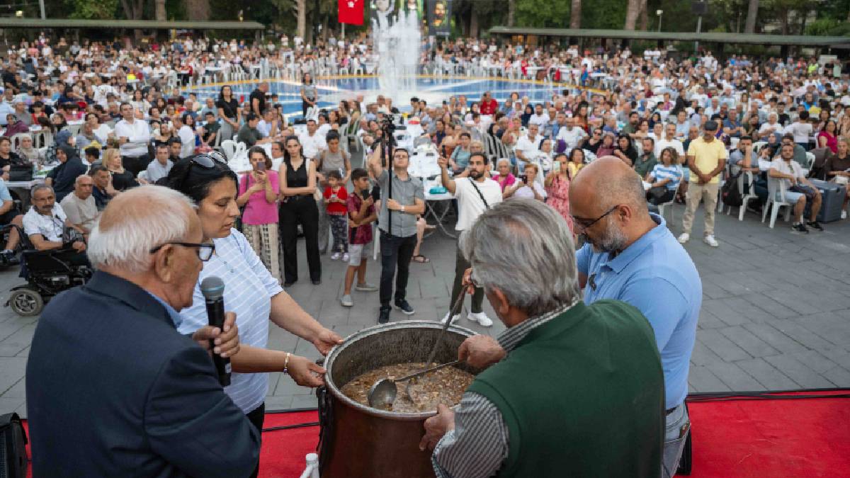 Büyükpark’ta 3500 kişilik aşure lokması paylaşıldı