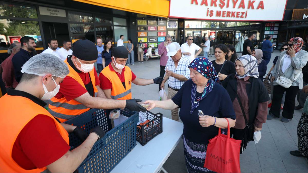 Yenimahalle’den vatandaşlara aşure ikramı