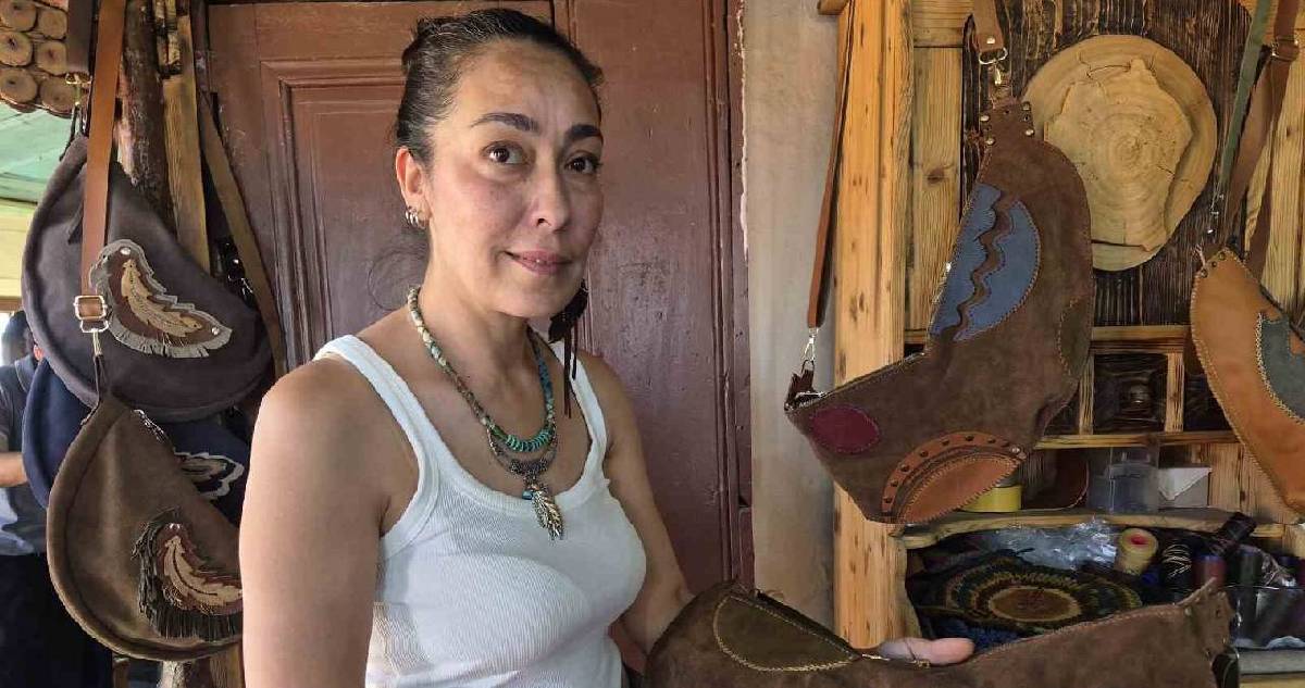 8 sene önce kurumsal işini bıraktı, kendini sanata vurdu: Deri ve ahşabı bir araya getiriyor