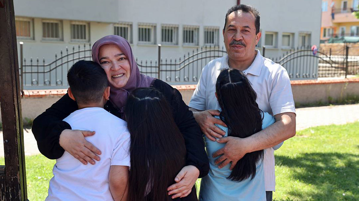 Evdeki sessizliğe dayanamayan emekli çiftin kapısını çalan ve hayatlarını değiştiren üç mucize kardeş