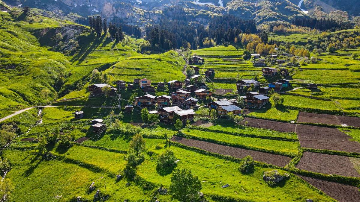 Artvin’in ahşap evlerle dolu doğa harikası! Kartpostallık görüntüsü büyülüyor