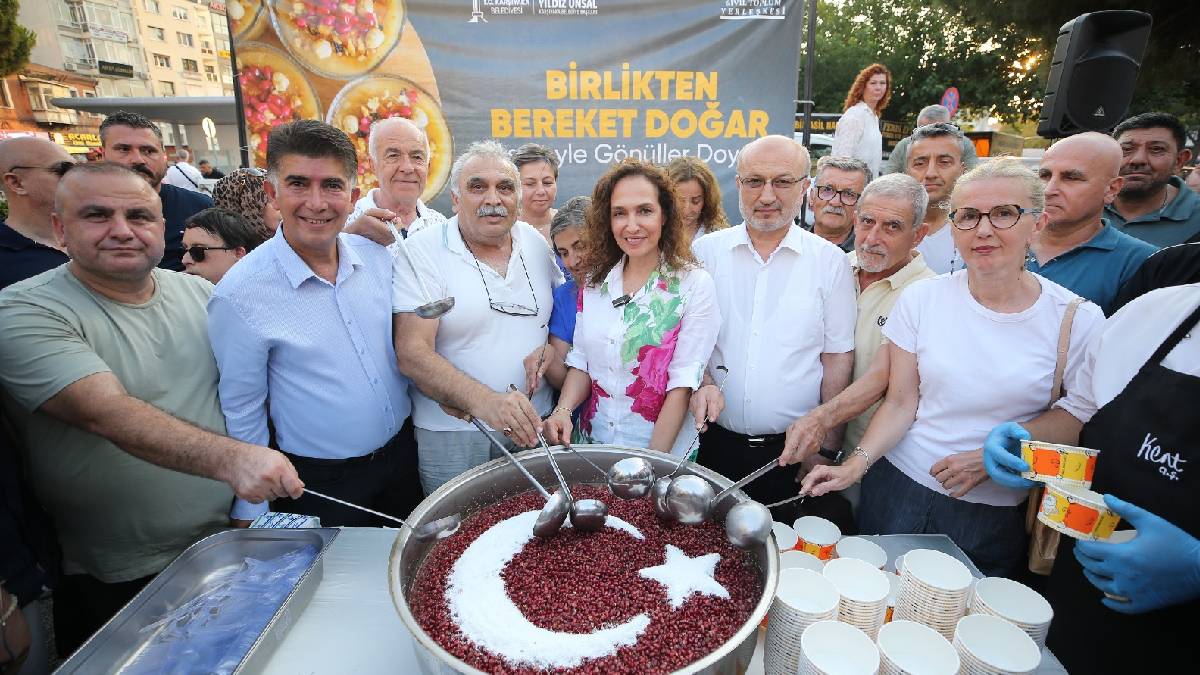 Yüzlerce Karşıyakalı aşurenin bereketini paylaştı