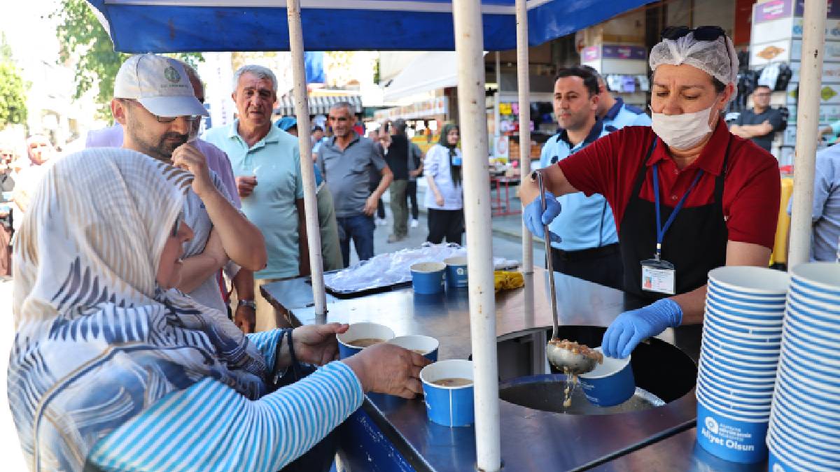 Büyükşehir’in aşure ikramları sürüyor