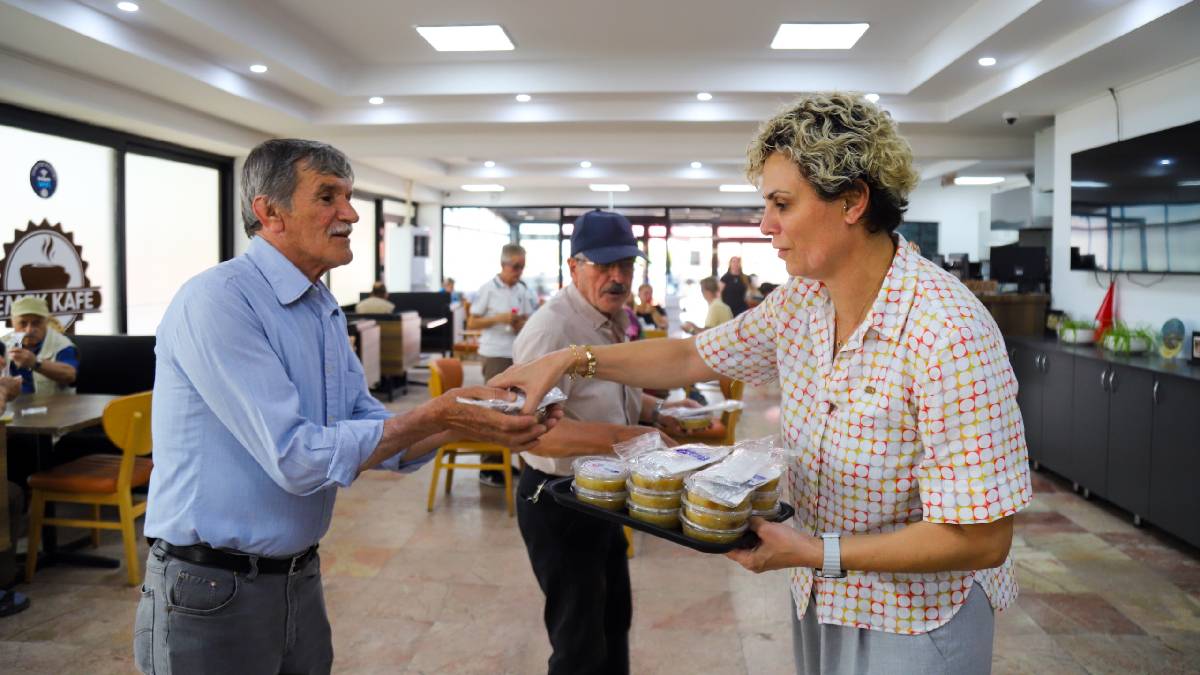 Büyükşehirden kıdemli vatandaşlara aşure ikramı