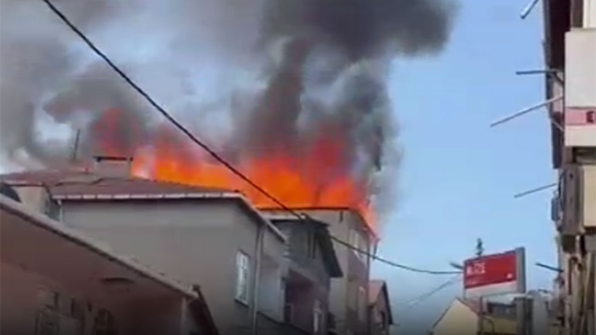 Son dakika! Pendik'te 5 katlı binanın çatısında yangın