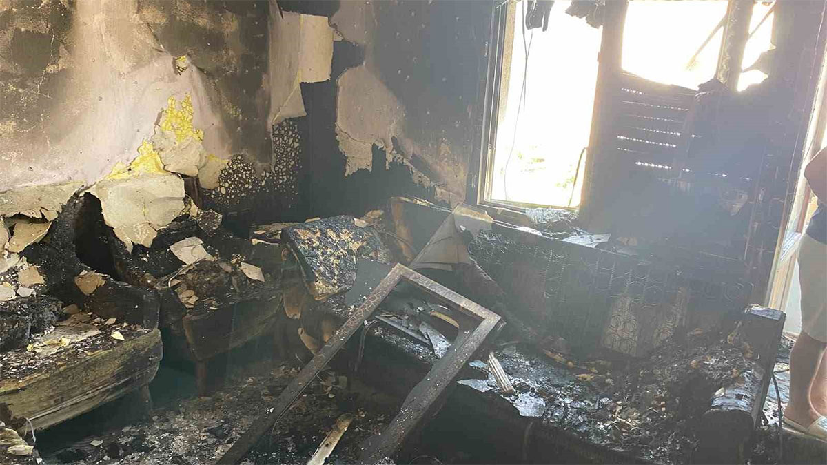 Manisa’da 4 katlı binada yangın: Ev kullanılamaz hale geldi, kedi yaralandı