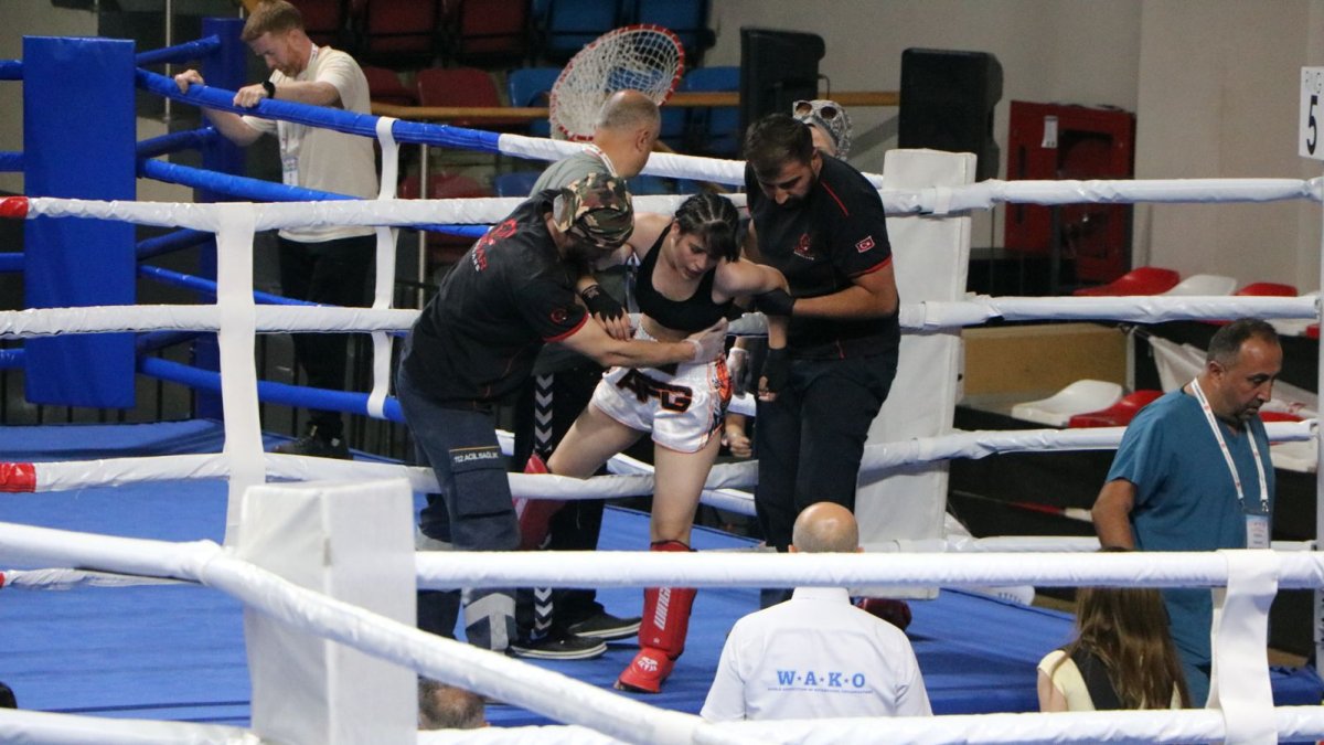 Türkiye Kick Boks Şampiyonası'nda korkutan: Kadın sporcu ringde fenalaştı