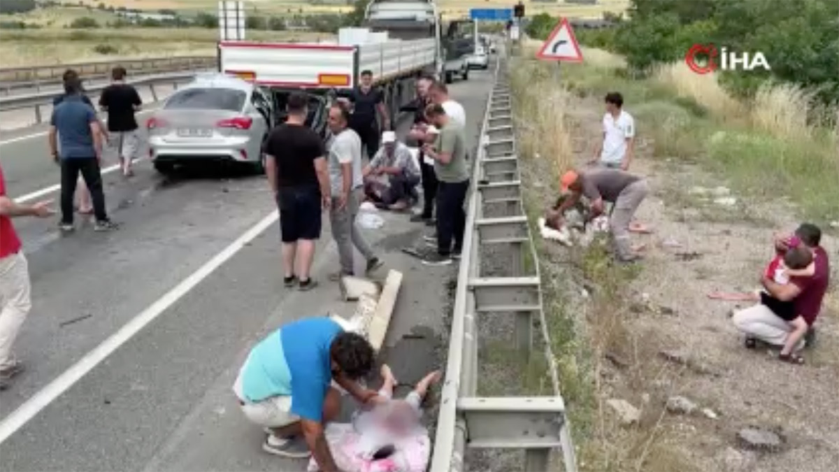 Son dakika! Karabük'te can pazarı! Otomobil tıra çarptı: 1 ölü, 7 yaralı