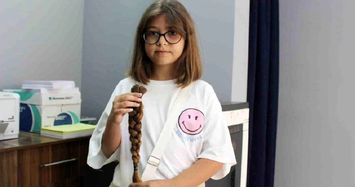 Kendi küçük ama kalbi büyük: 10 yaşında kanser hastaları için saçını bağışladı