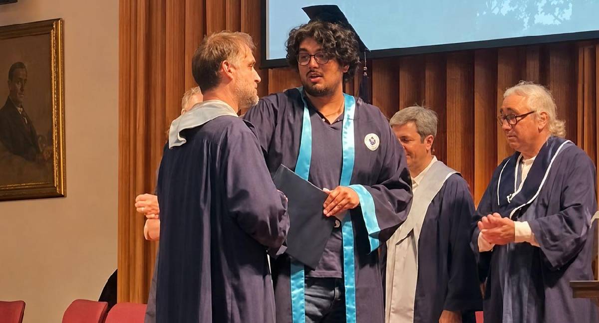 Boğaziçi’nde mezuniyet töreni gerilimi kamerada: Öğrenci fotoğraf istemedi, akademisyen diplomaya el koymak istedi