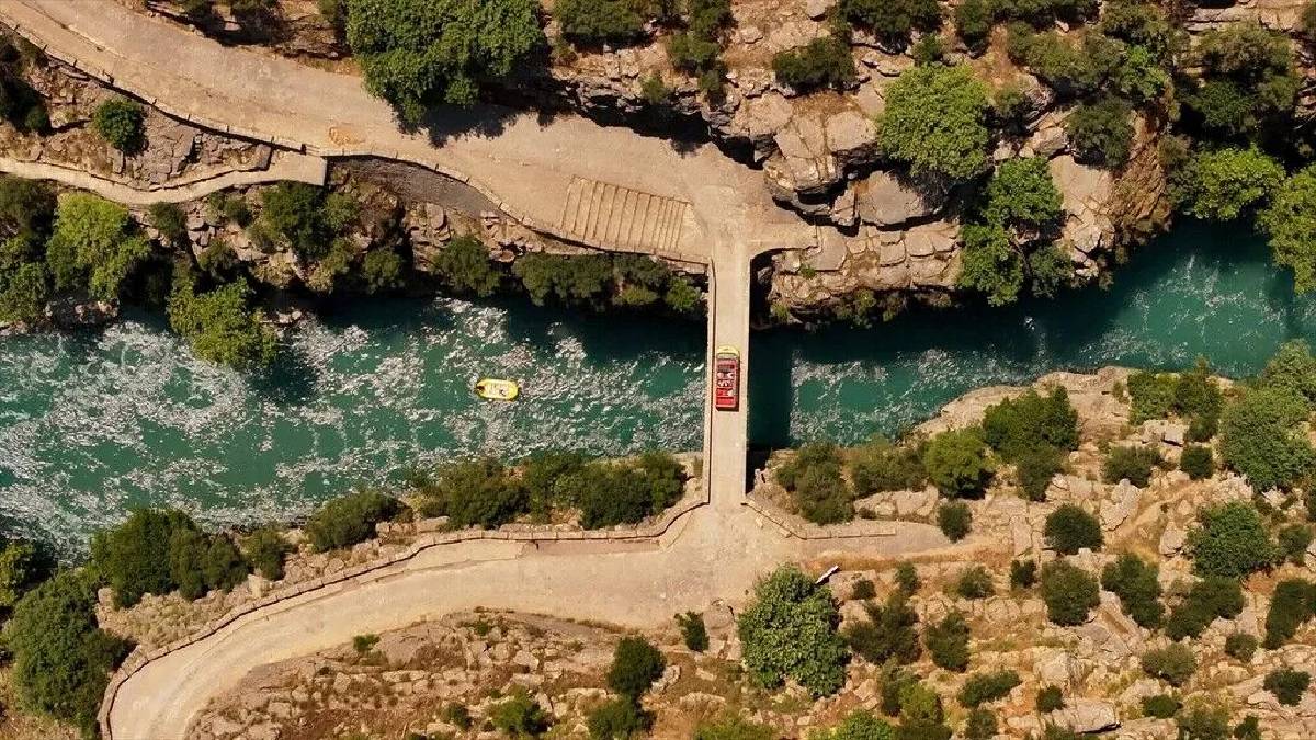 Hem turizme hem öğrencilerin cebine katkı sağlıyor! Antalya’da rafting yoğun ilgi görüyor