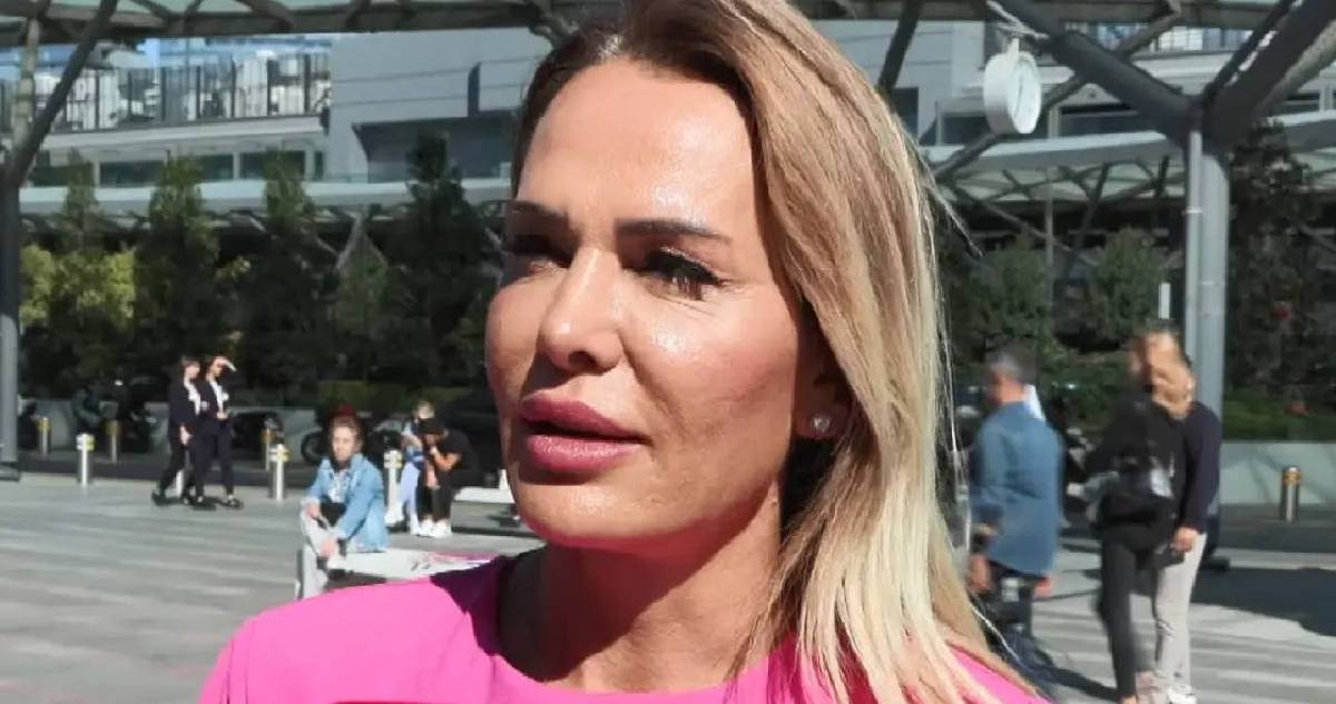 Nagihan Karadere’nin dalgınlığına geldi: Davete farklı ayakkabılarla geldi