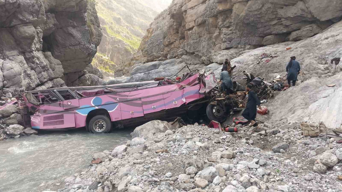 Pakistan'da facia: Yolcu otobüsü çukura uçtu, 40 ölü