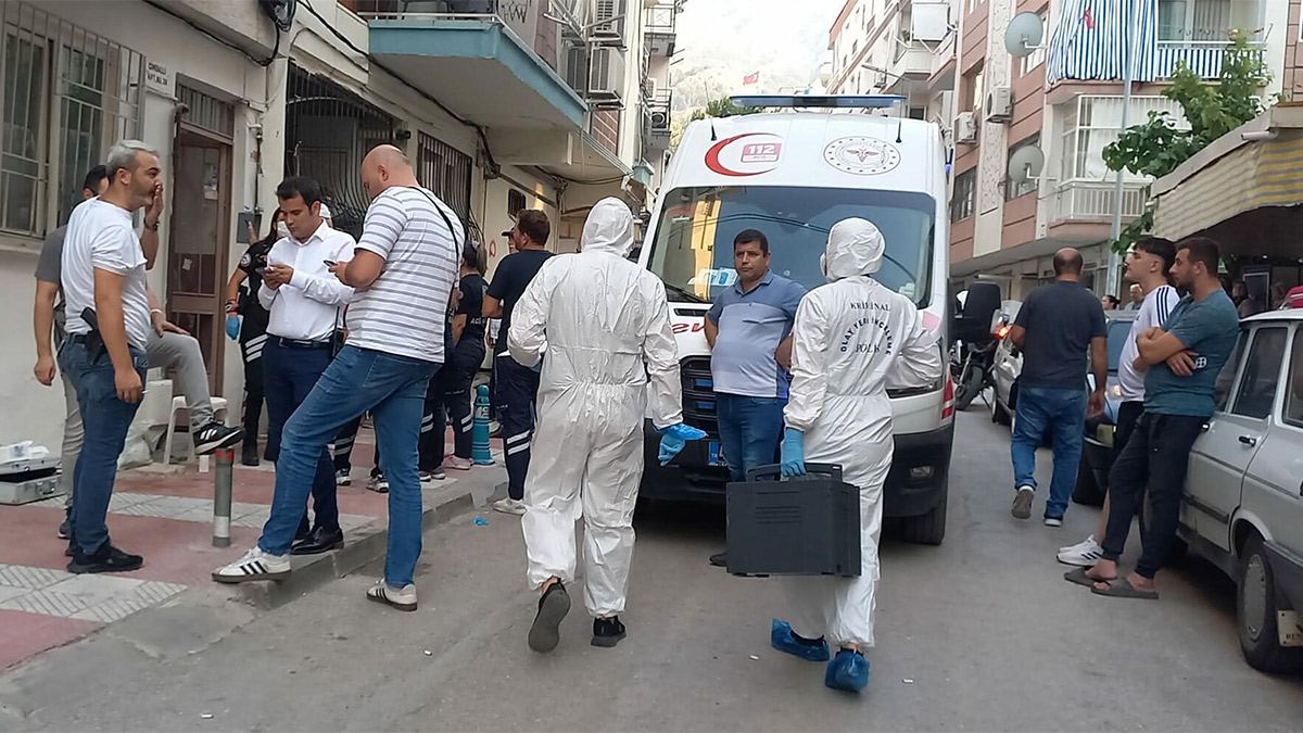 Kötü koku gerçeği ortaya çıkardı! Kardeşinin cesediyle günlerce yaşadı