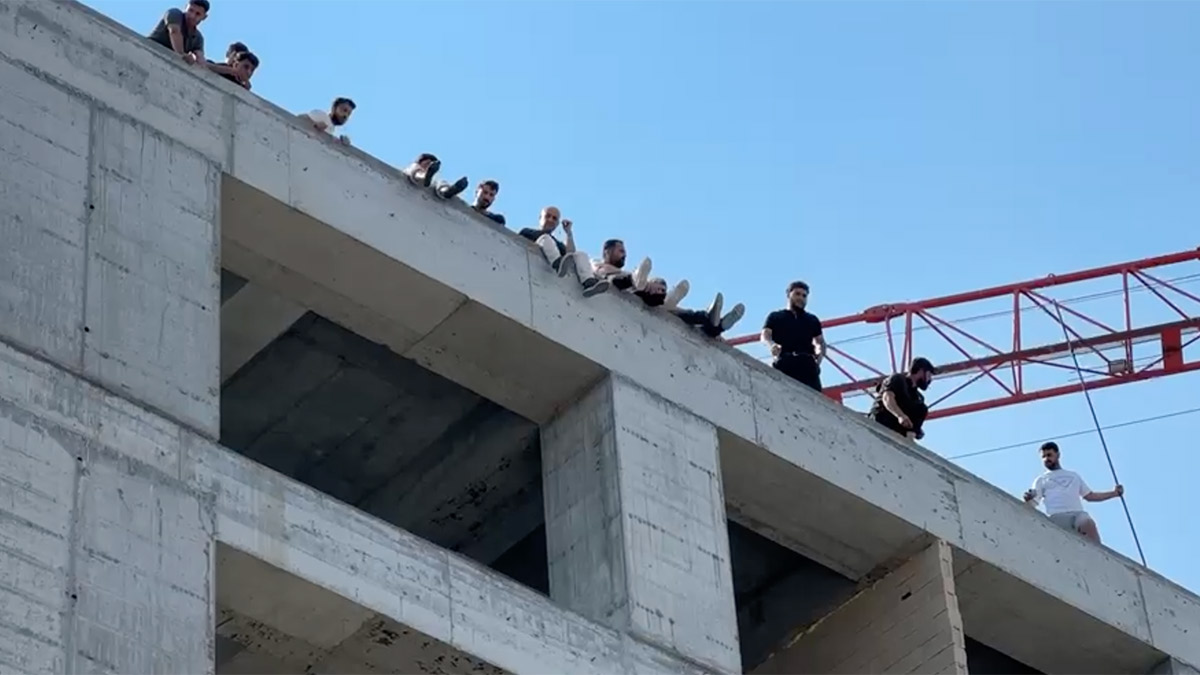 Sefaköy’de şantiye işçilerinden eylem: Ödenmeyen alacakları için inşaatın tepesine çıktılar