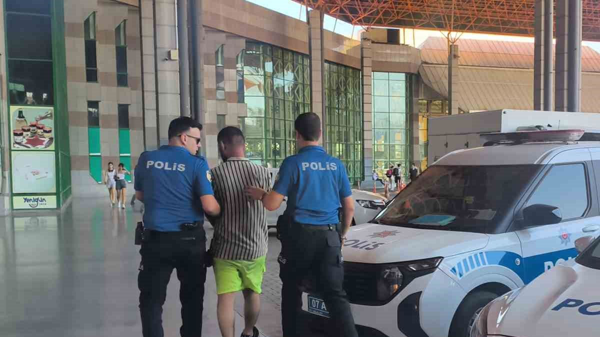 Otogarda güvenlik görevlilerine bıçaklı saldırı: O anlar kamerada