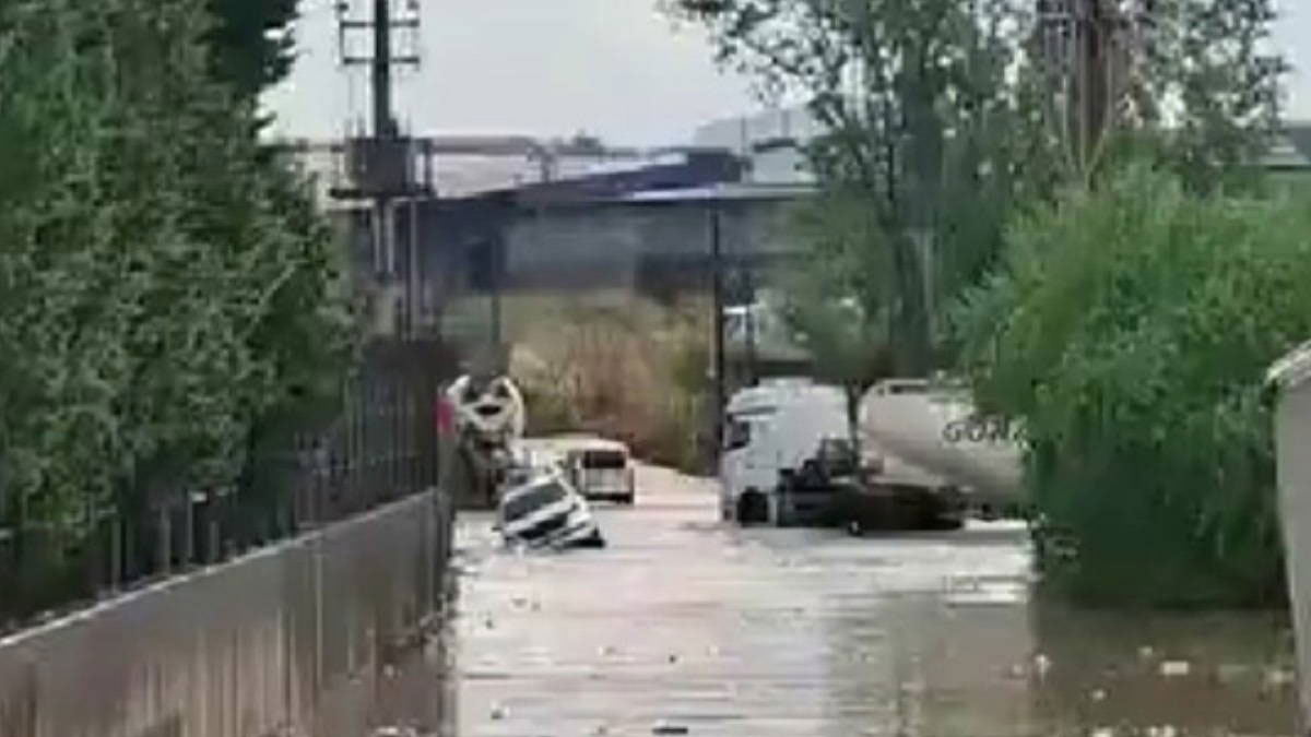 Kocaeli'nde sağanak kabusu: Araçlar mahsur kaldı