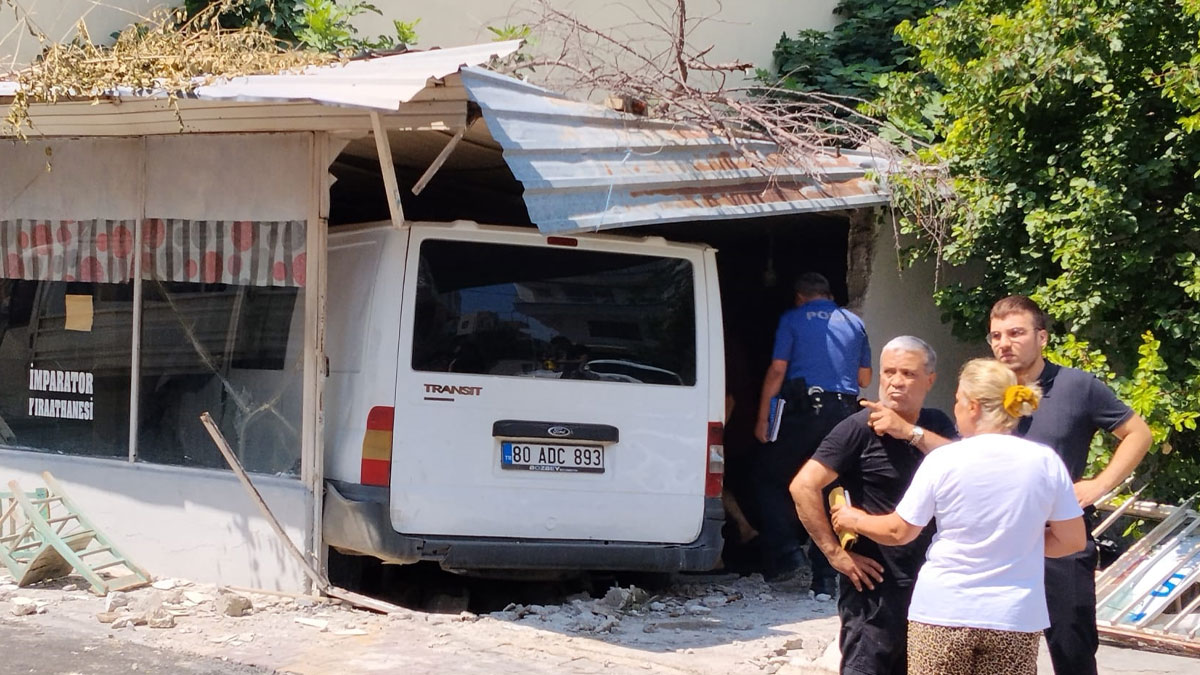 Çarpışan minibüslerden biri kıraathaneye daldı: 1 ölü, 3 yaralı