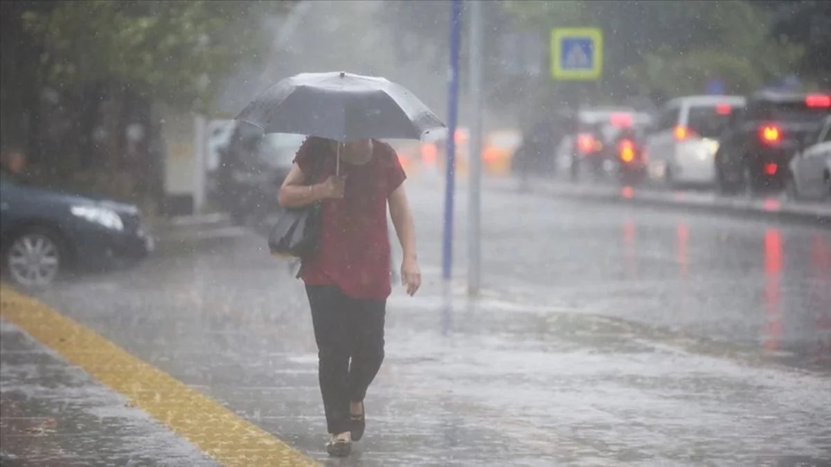 İçişleri Bakanlığı'ndan 10 İl için 'sarı kod'lu meteorolojik uyarı: Sel ve fırtınaya dikkat