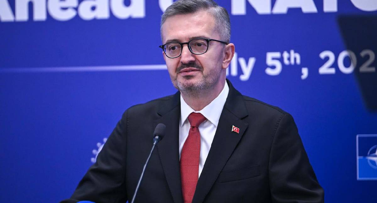Duran, NATO Zirvesi öncesi uluslararası basın mensuplarıyla bir arada