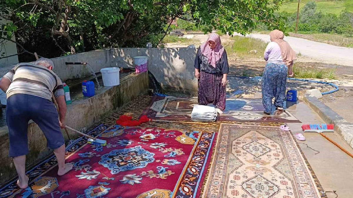 Sıcaklar geldiyse meydanda halı da yıkanır! Yozgat’ta geleneksel mesai başladı