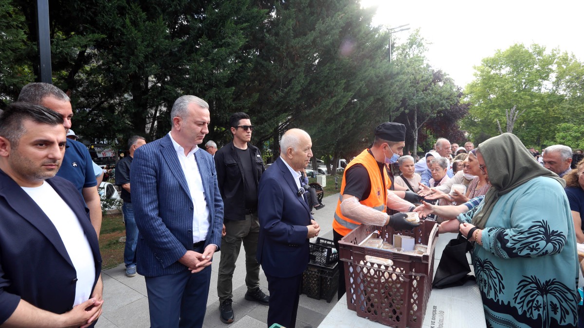 Ankara Yenimahalle’de Muharrem bereketi: 50 bin porsiyon aşure dağıtıldı