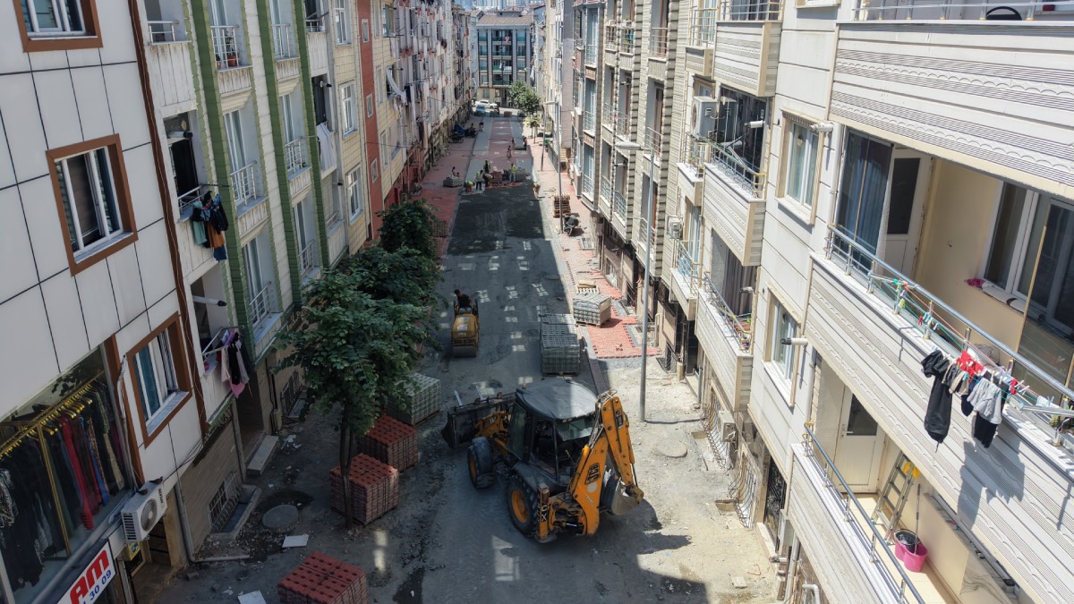 Esenyurt’ta yol yenileme çalışmaları sürüyor