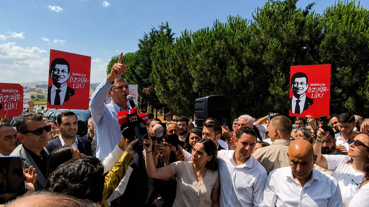 Özgür Özel’den Silivri’de aday açıklaması: İçimizden biri cumhurbaşkanı olacak