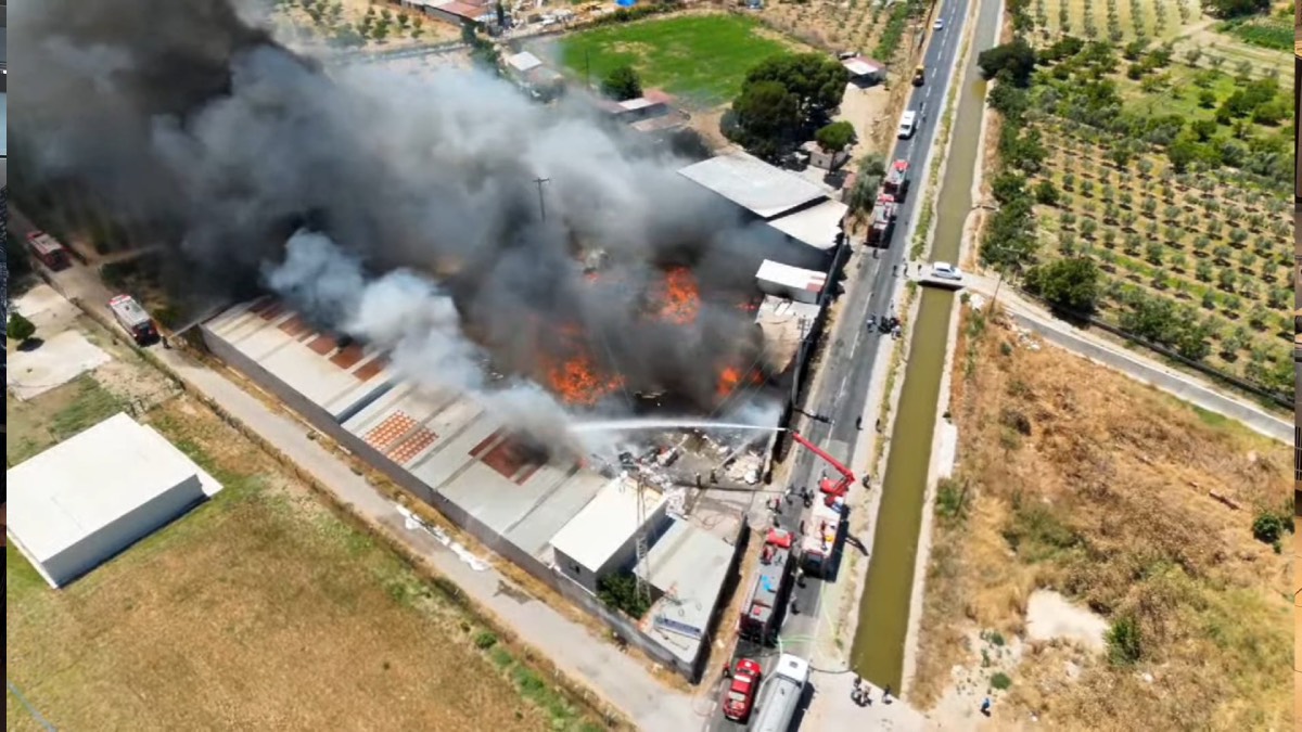 İzmir Menemen’de geri dönüşüm tesisinde çıkan yangına müdahale