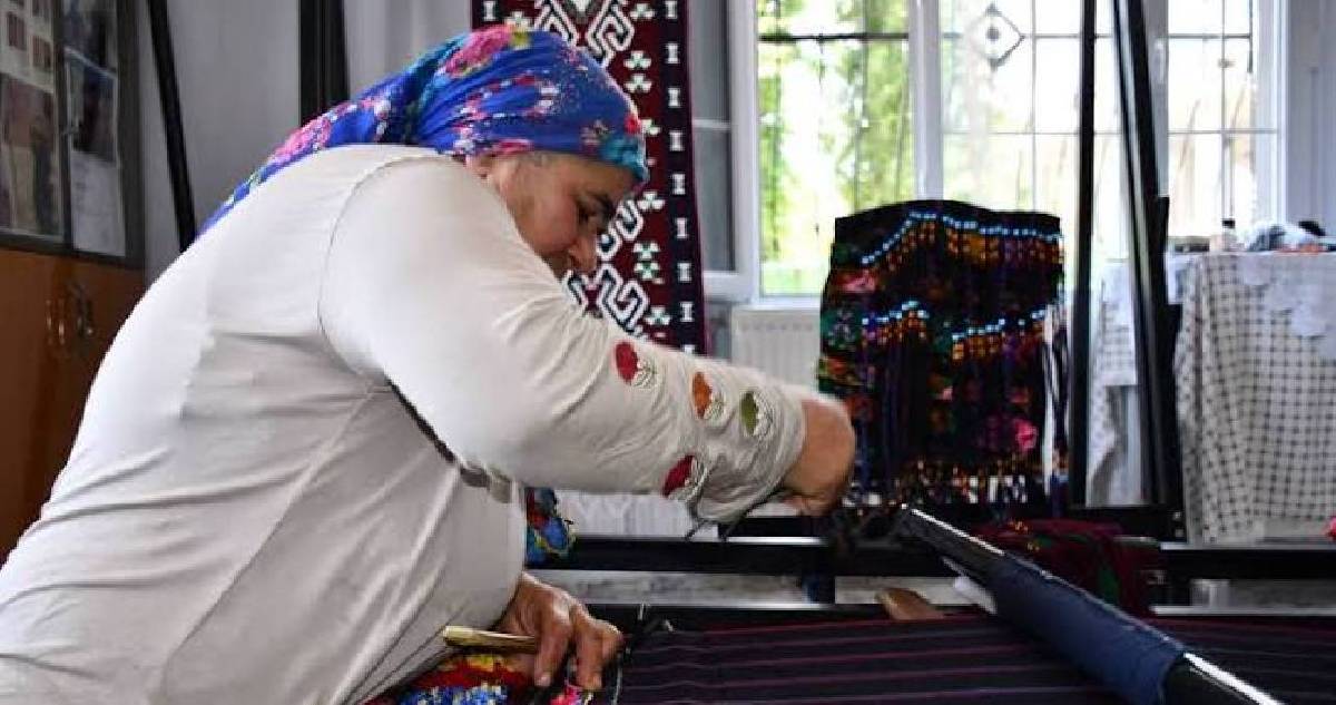 Yüzyıldır yapılıyor, Türkiye’nin dört bir yanına gönderiliyor: Annenin elinden çıkan heybeler 4 çocuk okuttu