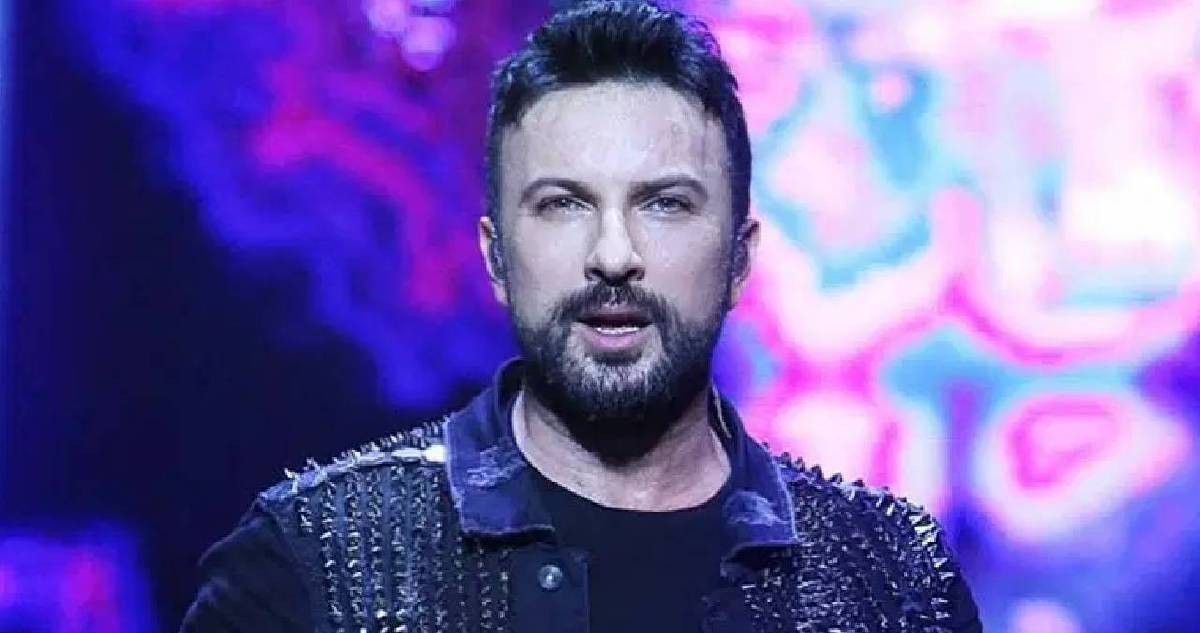 Tarkan’dan yaza yeni tarzıyla ‘Merhaba’ dedi: Sahneden indi saçlar gitti