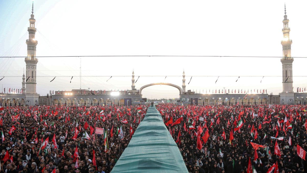 Hamaney'in cenaze töreni Kum'da devam etti, defin Meşhed'de yapılacak
