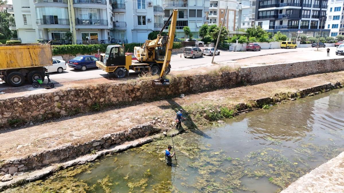 Konyaaltı’nda yağmur suyu kanalları için kapsamlı temizlik çalışması