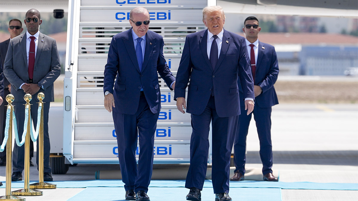 Trump, NATO Zirvesi için Ankara'da: Erdoğan havalimanında karşıladı