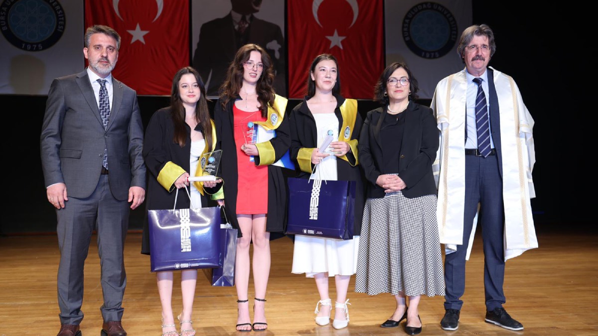 Başkan Vekili Şahin Biba, BUÜ’lü genç mimarların mezuniyet törenine katıldı
