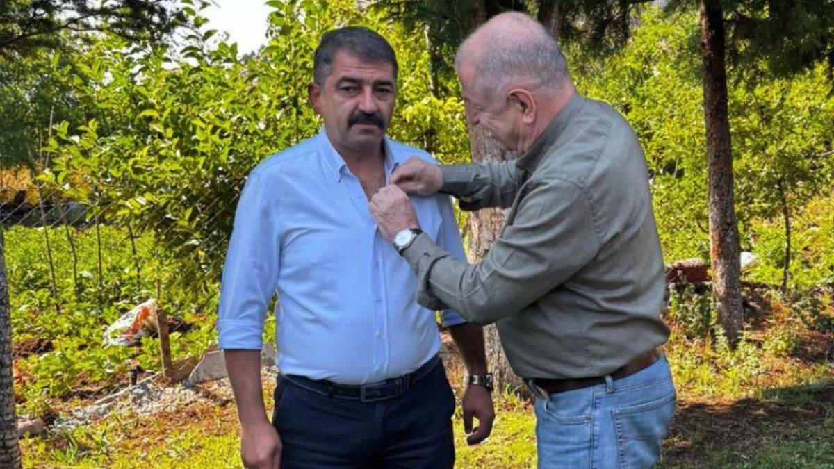CHP'li başkandan Zafer Partisi iddiasına yalanlama: Rozeti birden takıverdi