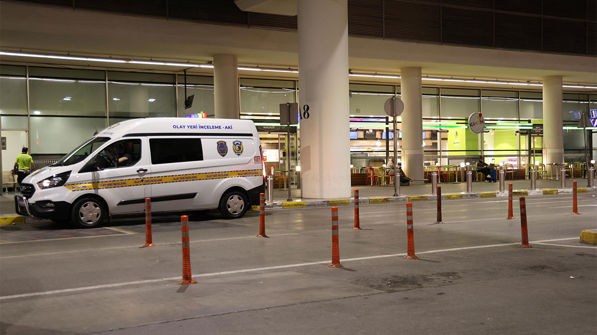 İzmir'de havalimanında bıçaklı saldırı: 4 polis yaralandı