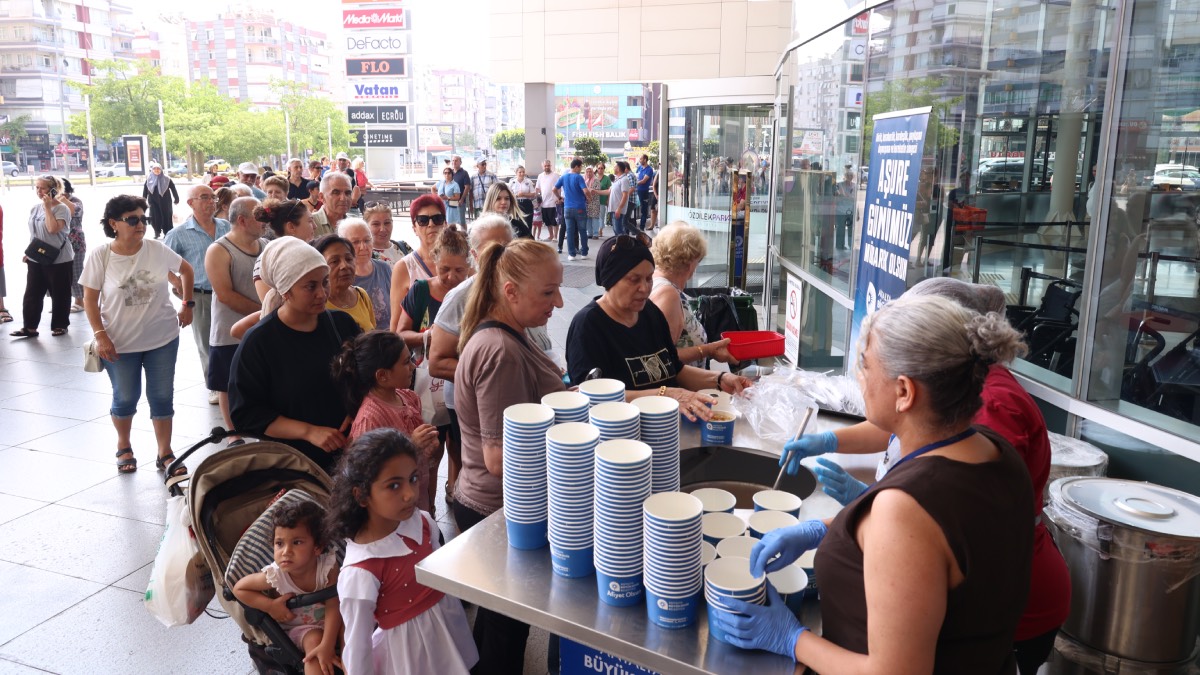 Antalya’da aşure ikramları sürüyor