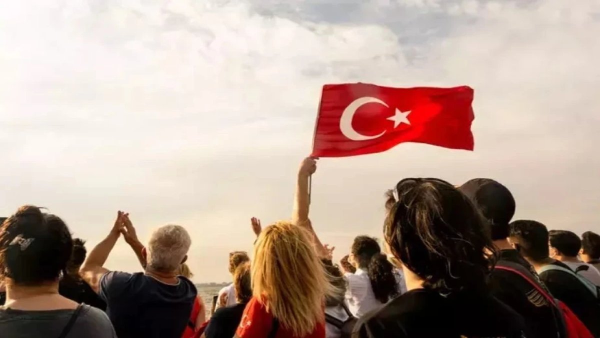 Milyonların gözü takvimde: 15 Temmuz bu yıl hangi güne denk geliyor, resmi tatil mi? İşte 5 günlük tatil formülü